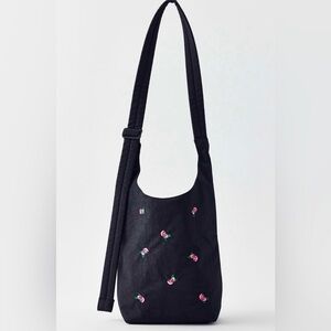 BAGGU Black and Pink Roses Patterned Nylon Sling Crossbody Bag NEW NWT